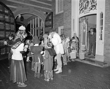 884558 Afbeelding van leerlingen van de R.K. basisschool De Beiaard (Van Loonlaan 46) te Utrecht in een St. ...